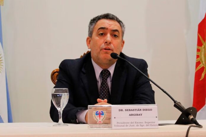 Símbolo de la justicia frente a un balón de fútbol, representando la causa judicial que involucra a la AFA.