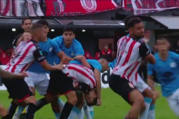 El arquero Juan Espínola realiza una atajada en el partido entre Barracas Central y Belgrano.
