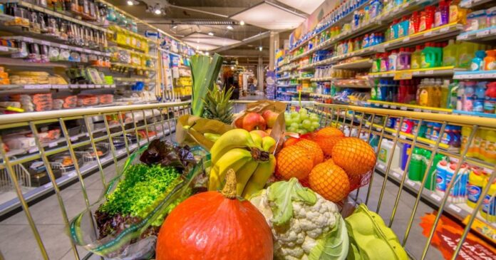 Voluntarios entregando cajas de alimentos en un operativo comunitario en California