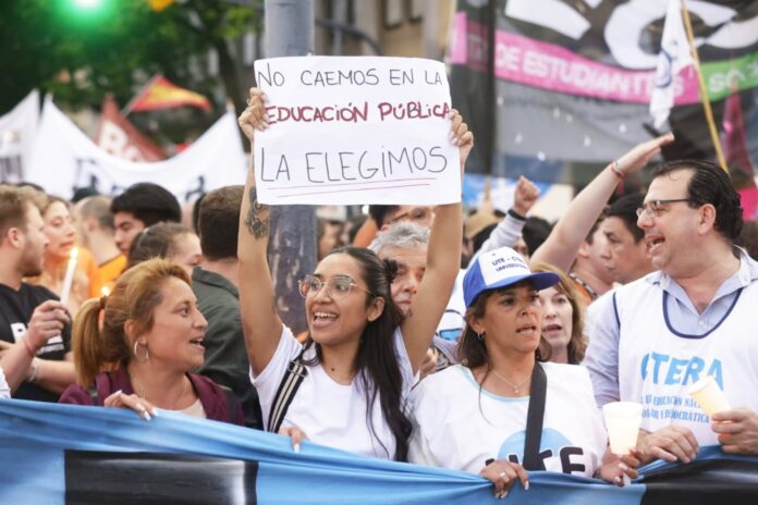 Concentración de estudiantes y docentes en una marcha universitaria anterior.