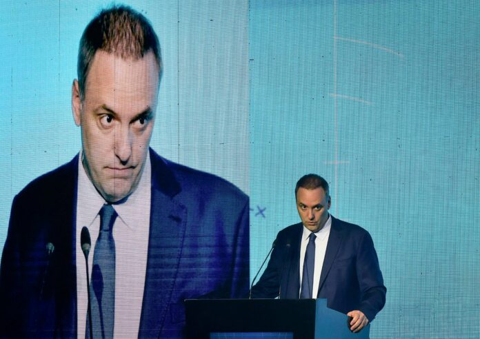 Fachada de edificio y símbolo de la justicia, representando la causa por propiedades.