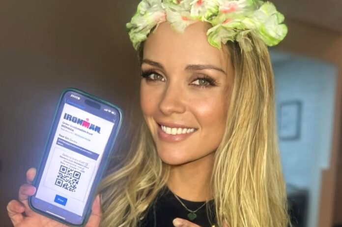 Mara Flávia Araújo, triatleta brasileña, en competencia deportiva.