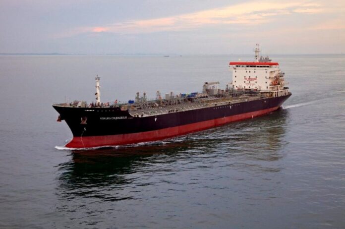 Mapa mundial con iconos de economía y gráficos, representando el impacto global del conflicto.