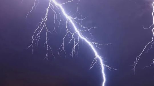 Imagen ilustrativa de una tormenta eléctrica sobre el paisaje chaqueño.