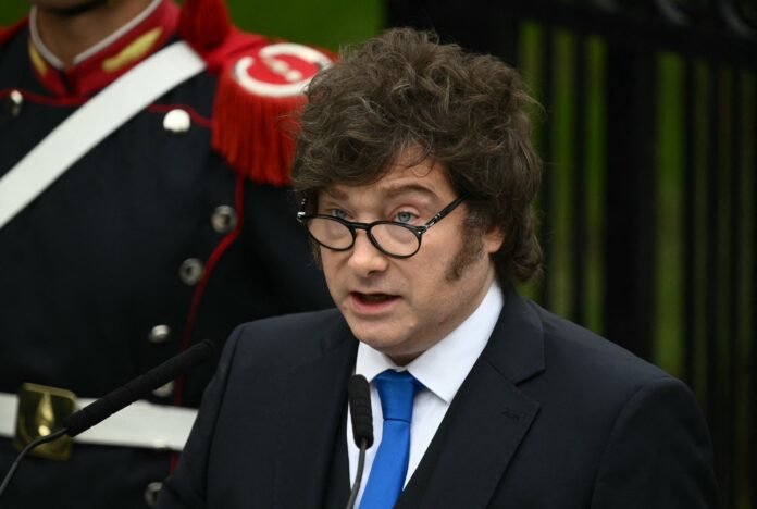 Juez revisando documentos legales sobre la reforma laboral en Argentina