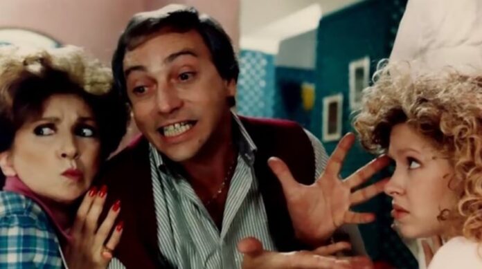 Escena de la película Esperando la carroza con tres empanadas sobre la mesa