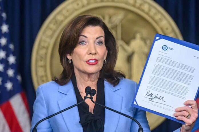 Gobernadora Kathy Hochul anuncia cambios en la ley de asistencia a víctimas del estado de Nueva York.