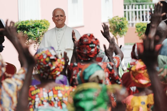 El Papa León XIV hablando ante una multitud en Saurimo, Angola, durante su visita pastoral.